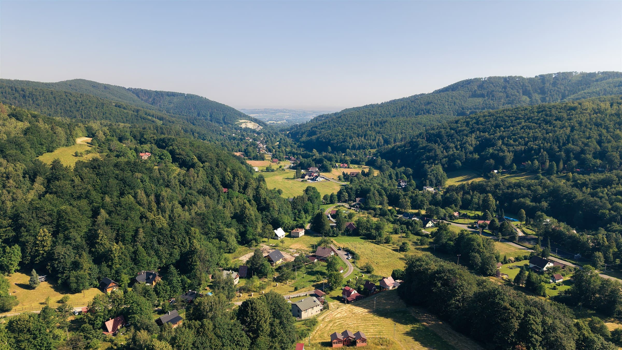 Krajina v horském údolí zachycená dronem