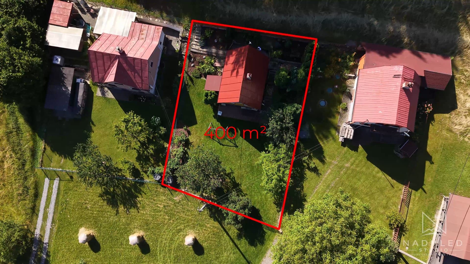 Letecký pohled se zvýrazněnou hranicí pozemku
