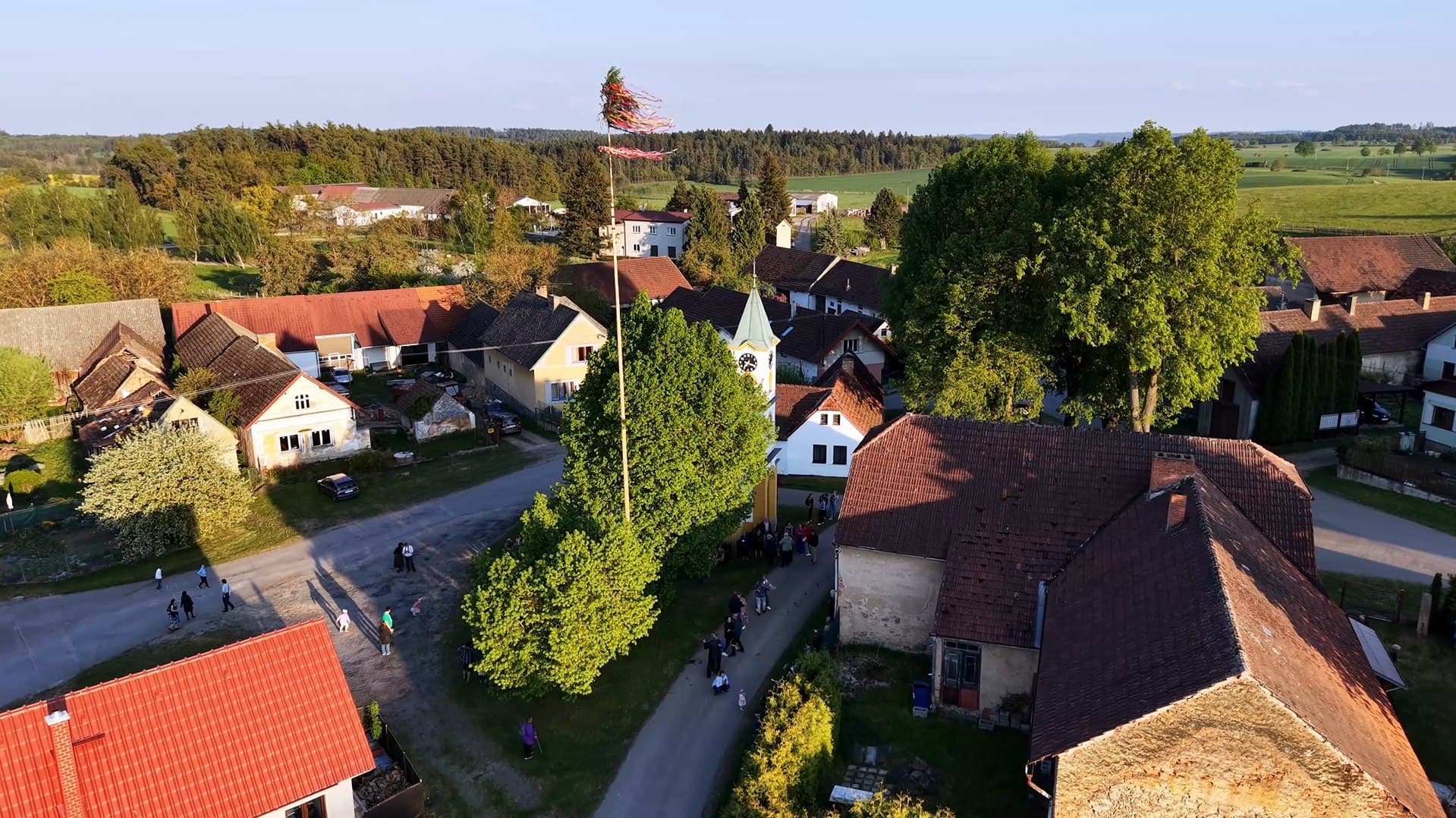 Náves a okolní domy zachycené z výšky